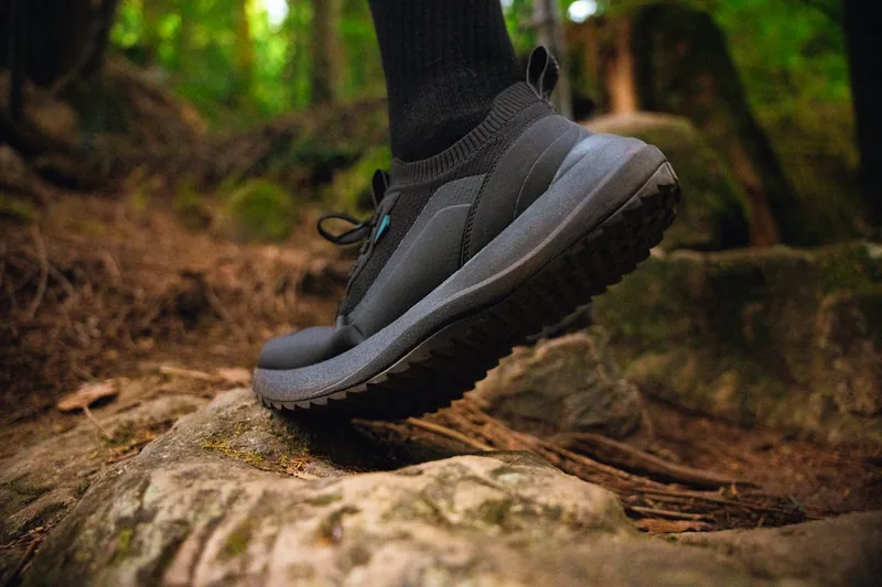 Detailaufnahme der robusten Profilsohle eines Trekkingschuhs, die hervorragenden Grip verspricht.