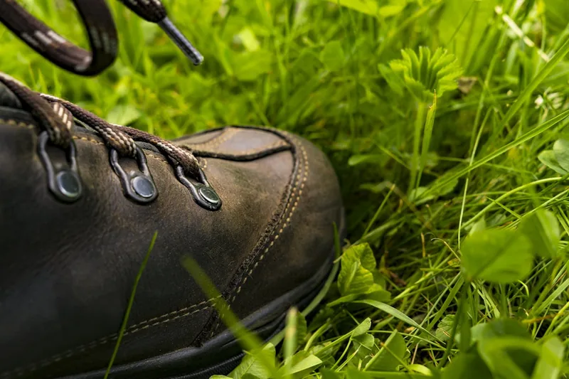Hochwertige Trekkingschuhe für Herren, perfekt präsentiert für den Vergleichstest.