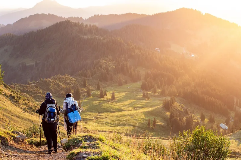 Eine Person mit Trekkingschuhen auf einem Wanderweg, die Natur aktiv erleben und erkunden.