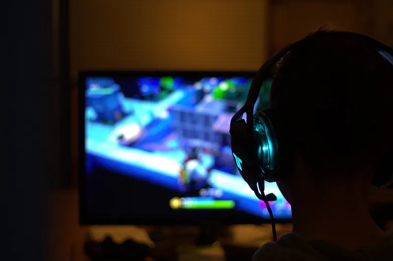 Ein modernes Gaming-Headset in neutraler Studioaufnahme.
