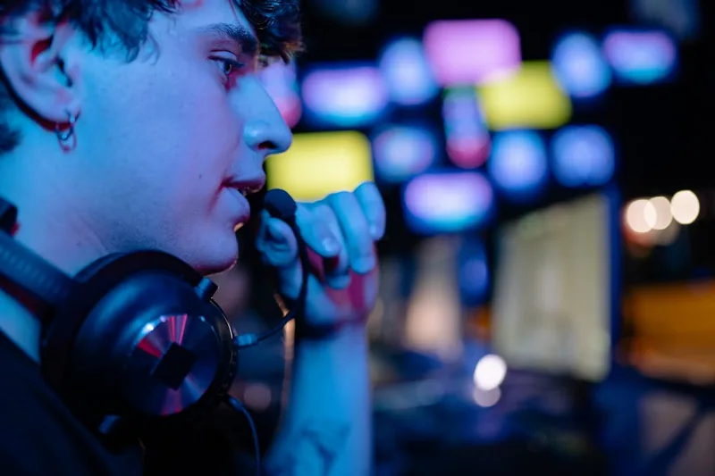 Spieler mit einem Gaming-Headset kommuniziert im Spiel.
