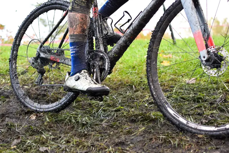 Ein Paar hochwertige Fahrrad-Überschuhe, isoliert und wasserdicht, auf weißem Hintergrund.