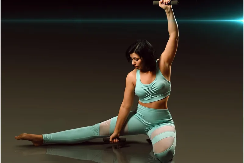 Ein modernes Home-Gym mit verschiedenen Fitnessgeräten, die einen aktiven Lebensstil symbolisieren.