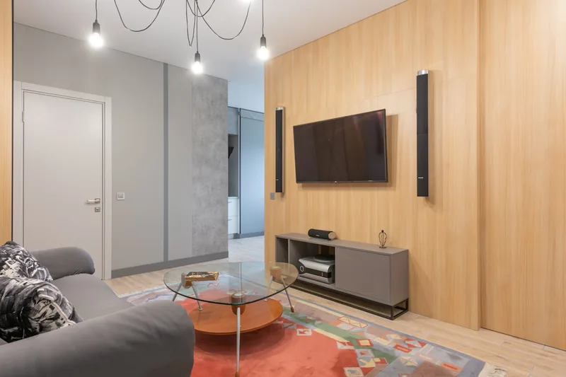 Nahaufnahme eines modernen Unterputzradios, das bündig in eine weiße Wand integriert ist.