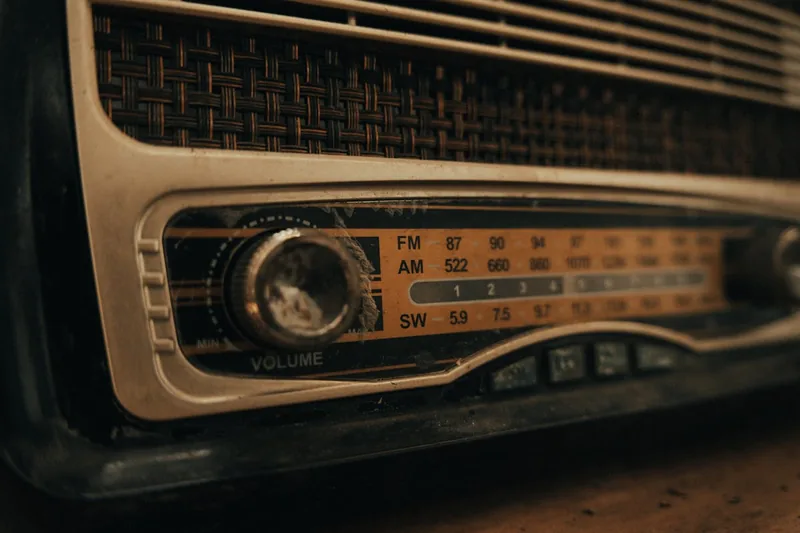 Detailaufnahme der Bedienelemente eines Unterputzradios mit haptischer Oberfläche.