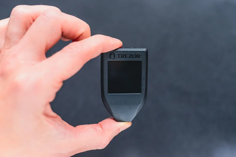 Kompakter USB Fingerabdruckscanner in Nahaufnahme auf neutralem Hintergrund.