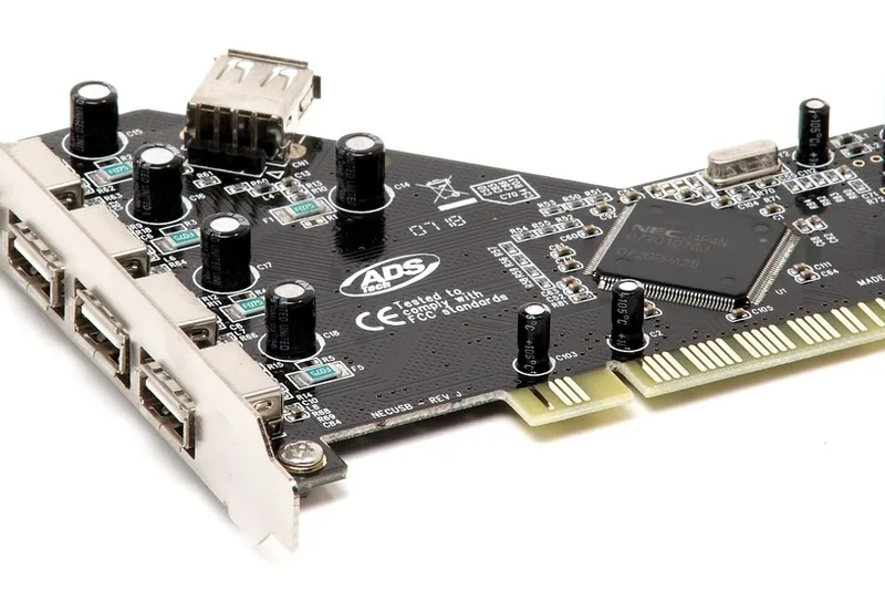 Nahaufnahme einer USB-PCI-Karte, die Hauptplatine mit verschiedenen USB-Anschlüssen und Chips zeigt.