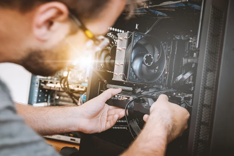 Eine Person installiert eine USB-PCI-Karte in einem Desktop-Computer, um die Konnektivität zu erweitern.