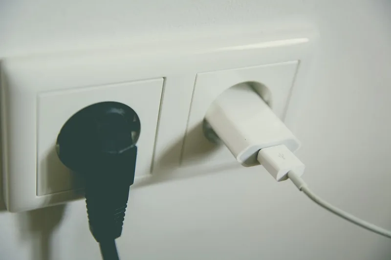 Hand montiert eine USB-Steckdose in der Wand