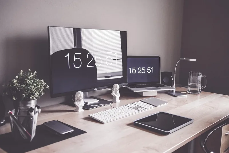 Ordentlicher Schreibtisch mit mehreren Ladegeräten und USB-Steckdosen