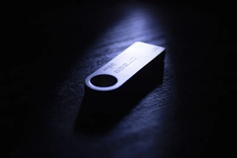 Detailaufnahme eines robusten USB-Sticks, die das hochwertige Metallgehäuse und den USB-Anschluss zeigt.