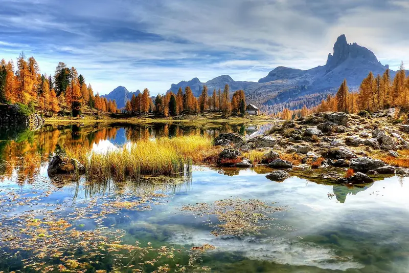 Eine weite, sonnendurchflutete Berglandschaft, die zum Erkunden einlädt und den Einsatz von Ferngläsern nahelegt.