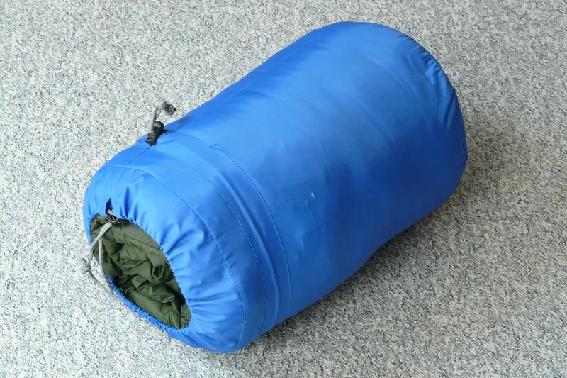 Vaude-Schlafsack: Top Hero-Shot des Produkts im Vordergrund.