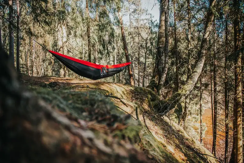 Person genießt den Komfort eines Vaude-Schlafsacks beim Camping.