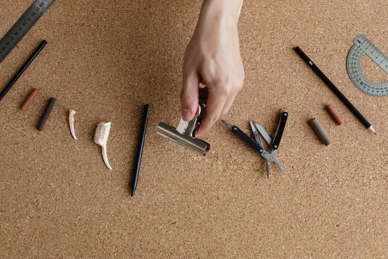 Eine Person benutzt ein Multitool, um im Freien eine kleine Reparatur durchzuführen.