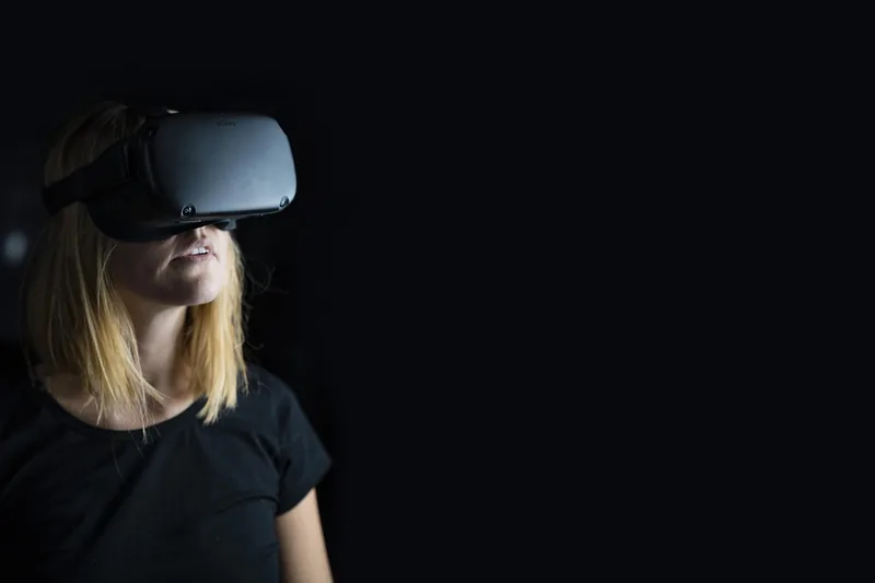 Hochwertige Virtual Reality Brille von vorne, vor neutralem oder hellem Studiohintergrund.