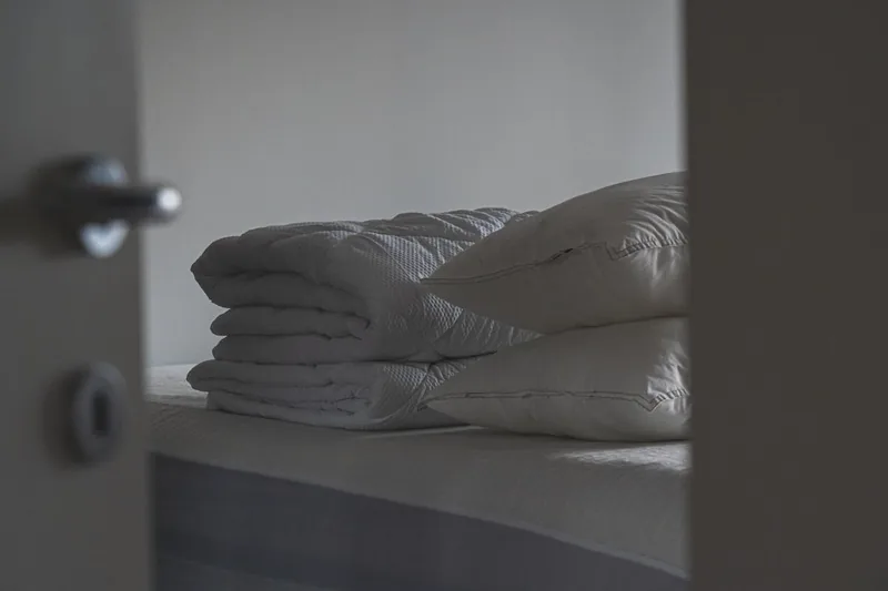 Ein Visco-Kissen aus Memory-Foam als reines Produktfoto.