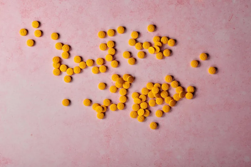 Detailaufnahme einer hochdosierten Vitamin B1 Tablette.