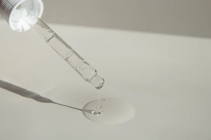 Nahaufnahme eines einzelnen Tropfens Vitamin-C-Serum, der seine feine und klare Textur zeigt.