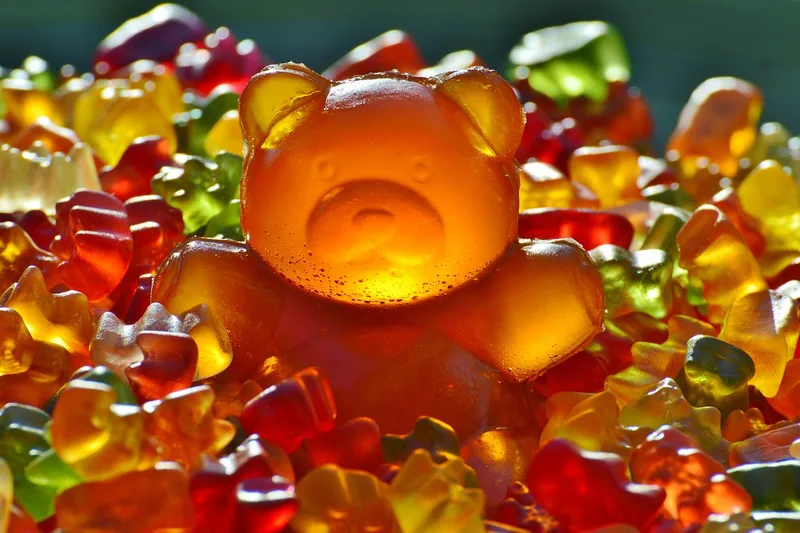 Nahaufnahme bunter Vitamin-Gummibärchen, appetitlich präsentiert als Produkt für die Gesundheit.