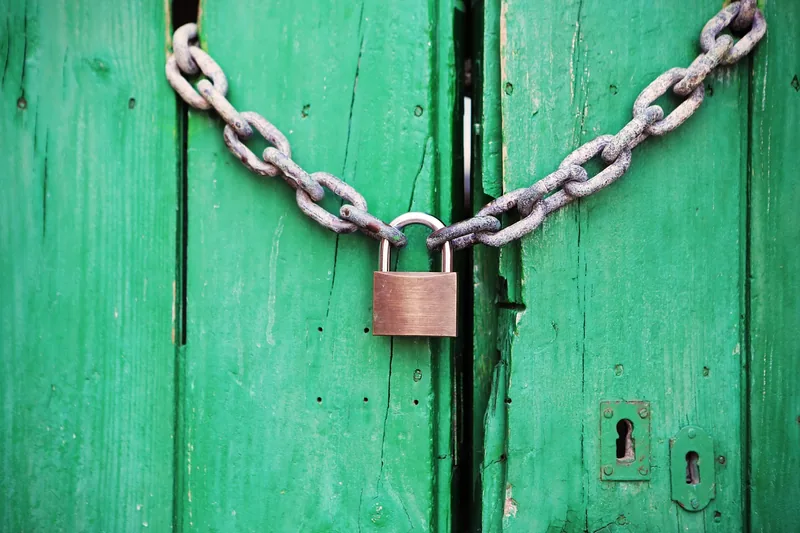 Detailaufnahme eines Vorhängeschloss-Bügels aus glänzendem Edelstahl, die hochwertige Verarbeitung zeigt.