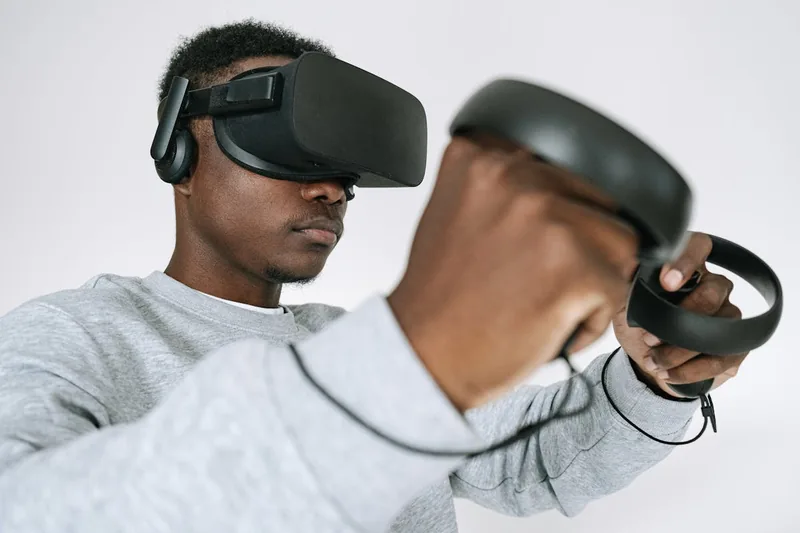 Hochwertige VR-Brille auf neutralem Hintergrund, mit klaren Linien und moderner Ästhetik.
