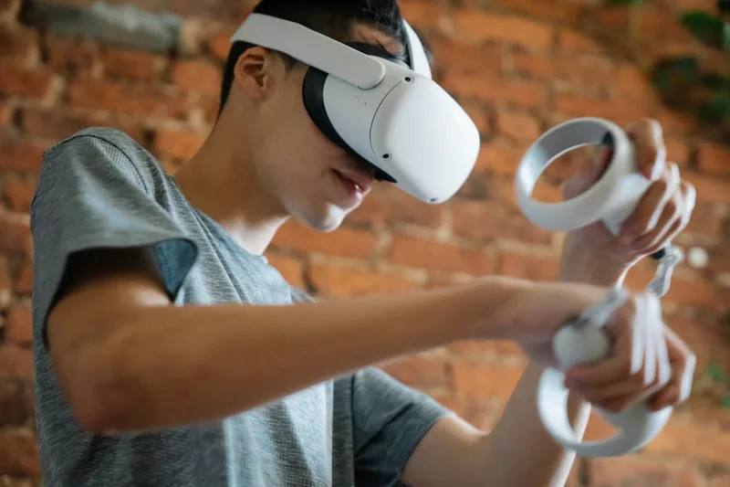 Detailaufnahme eines ergonomischen VR-Controllers, der Material und Verarbeitung hervorhebt.