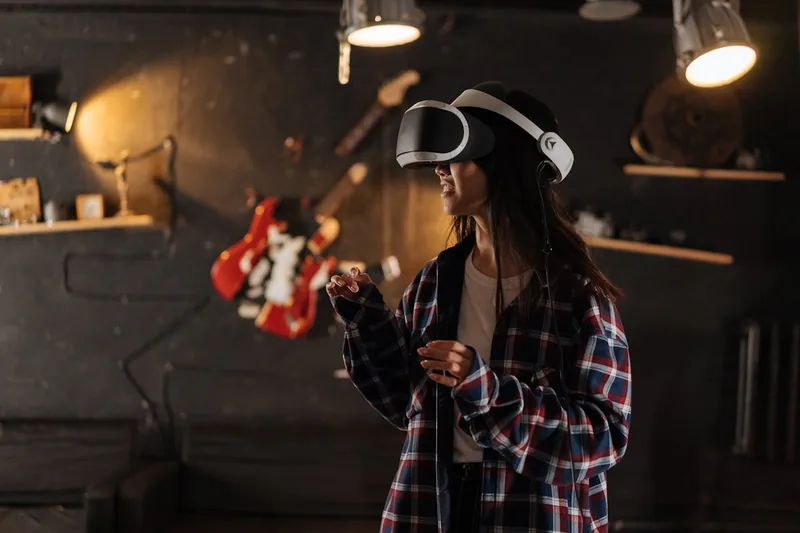 Person trägt VR-Brille, tief in virtuelles Spielgeschehen eingetaucht, Controller in den Händen.