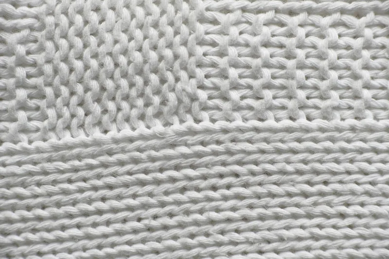 Detaillierte Ansicht der feinen Merinowolle-Textur einer Wandersocke, Fokus auf Atmungsaktivität.