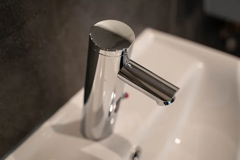 Nahaufnahme einer glänzenden Chrom-Waschtischarmatur, die präzise Verarbeitung und Materialqualität zeigt.
