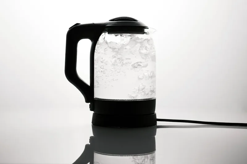 Hochwertiger Glas-Wasserkocher auf neutralem Hintergrund, transparentes Design klar erkennbar.