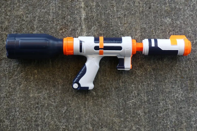 Eine moderne, detailreiche Wasserpistole als Produktaufnahme, bereit für sommerliche Wasserschlachten.