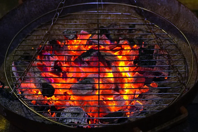 Nahaufnahme einer robusten Grillrost-Oberfläche, die die hohe Verarbeitungsqualität des Grills zeigt.