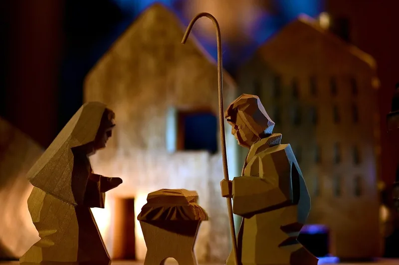 Klassische Weihnachtskrippe mit handgefertigten Figuren und Stall. Pures Produktbild.