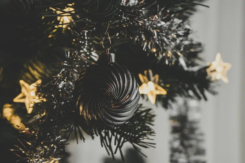 Nahaufnahme einer glänzenden Glas-Weihnachtskugel mit feinen Details, die die hochwertige Materialverarbeitung zeigt.