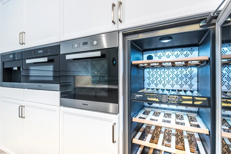Ein schlanker, moderner Weinkühlschrank in Freisteher-Optik als klares Produktbild mit Glastür.