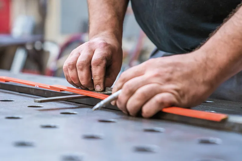 Eine professionelle Werkbank aus Metall mit Holzplatte im Vordergrund, klar und scharf dargestellt.