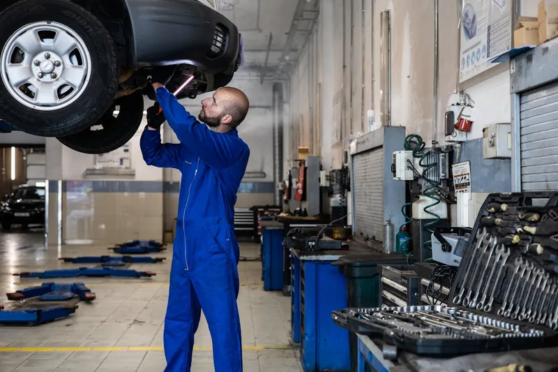 Gepflegte Werkstattszene mit gefülltem Werkzeugwagen im Hintergrund, symbolisiert Ordnung und Effizienz.