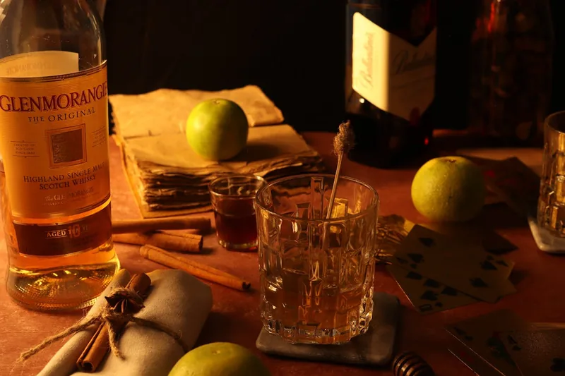 Eine edle Flasche Single Malt Whisky, klar im Vordergrund, repräsentiert das Produkt.