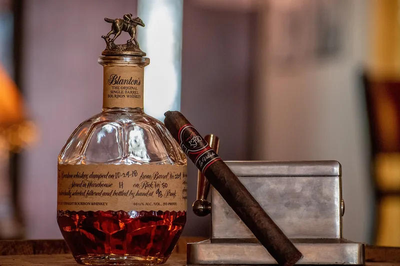 Eine stilvolle Bar- oder Lounge-Szene mit Whisky, schafft eine genussvolle und entspannte Atmosphäre.