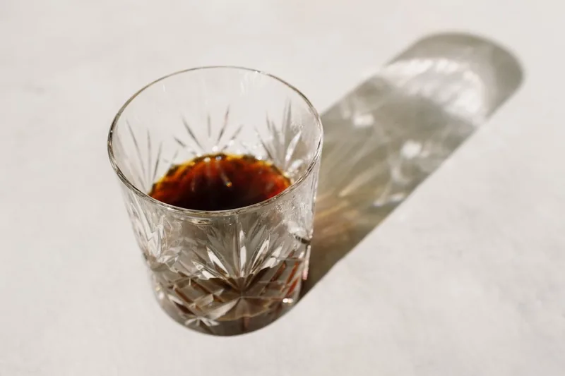 Nahaufnahme der filigranen Schliffdetails eines robusten Kristall-Whiskyglases.
