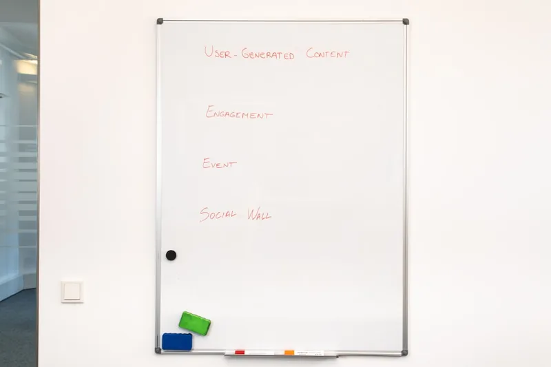 Hochwertiges, freistehendes Whiteboard als Blickfang im modernen Büro.