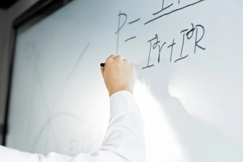 Nahaufnahme der glatten, weißen Oberfläche eines hochwertigen Whiteboards aus Emaille.