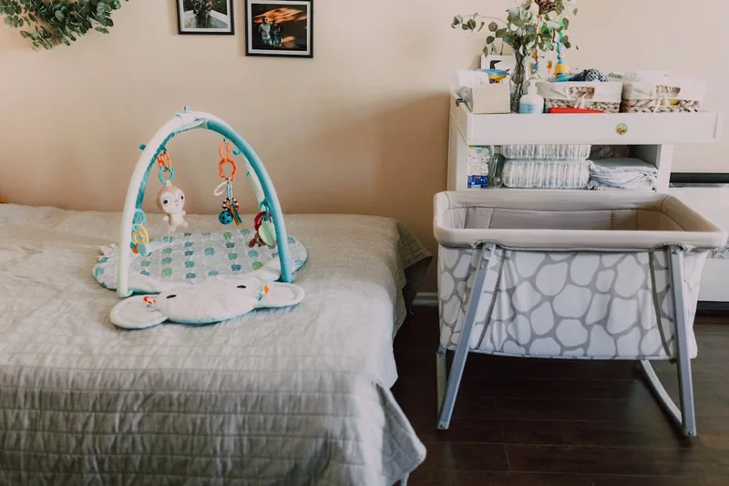 Ein gemütliches Babyzimmer mit einer funktionalen Wickelkommode, schafft eine ruhige Atmosphäre.