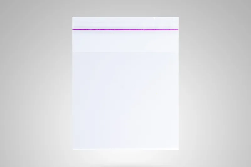 Nahaufnahme eines transparenten, wiederverwendbaren Gefrierbeutels, aufrecht stehend, leer auf weißem Hintergrund.