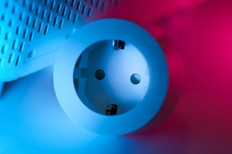 Nahaufnahme einer weißen Smart Home Wifi Steckdose als Produktfoto, isoliert vor hellem Hintergrund.