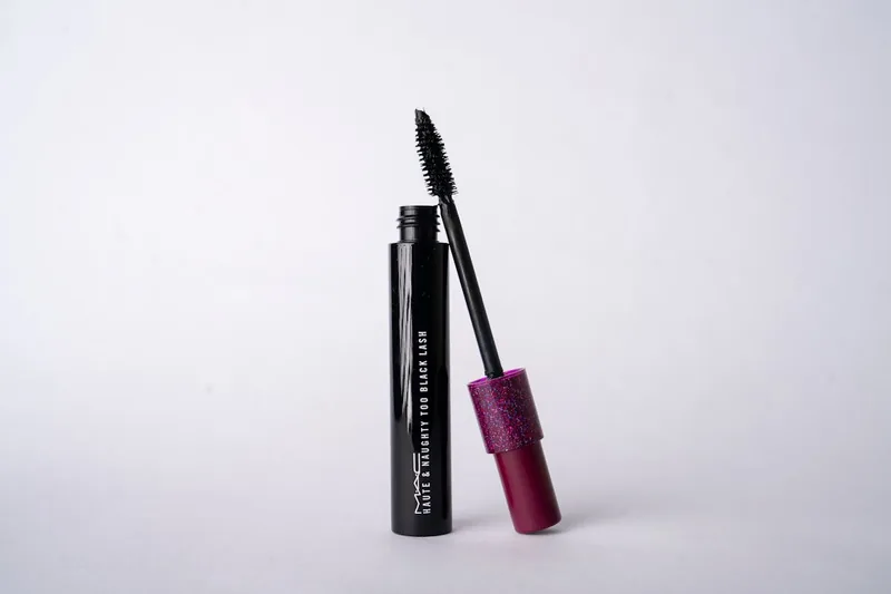 Eine makellos inszenierte wasserfeste Wimperntusche als Produktfoto auf hellem Hintergrund.