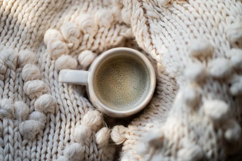 Eine kuschelige Winterdecke als reines Produktbild, flach ausgebreitet.