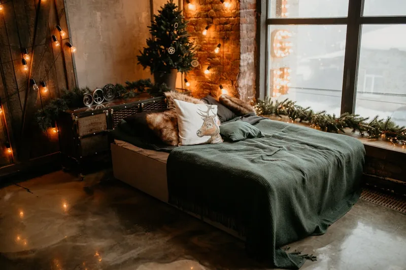 Stimmungsvolle Schlafzimmer-Szene mit einer aufgeschlagenen Winterdecke.