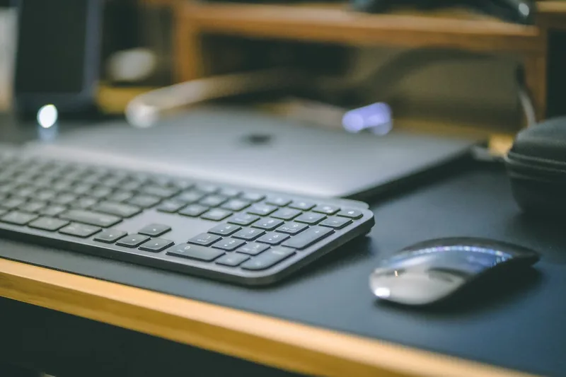 Hochwertige Wireless Tastatur in neutraler Studioaufnahme für Produktvergleich und Kaufempfehlung.
